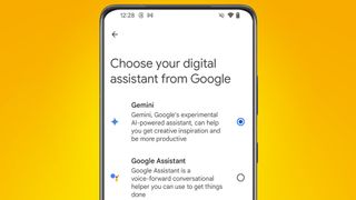 Un teléfono Android sobre un fondo naranja que muestra la aplicación Google Gemini
