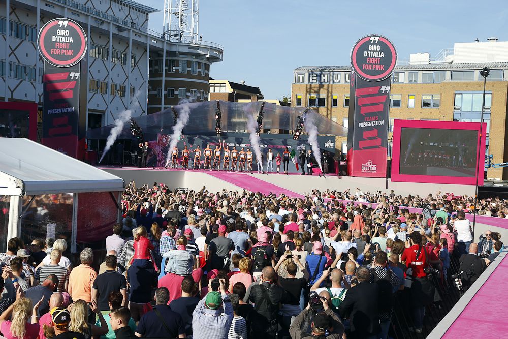 Big crowds for the 2016 Giro team presentation