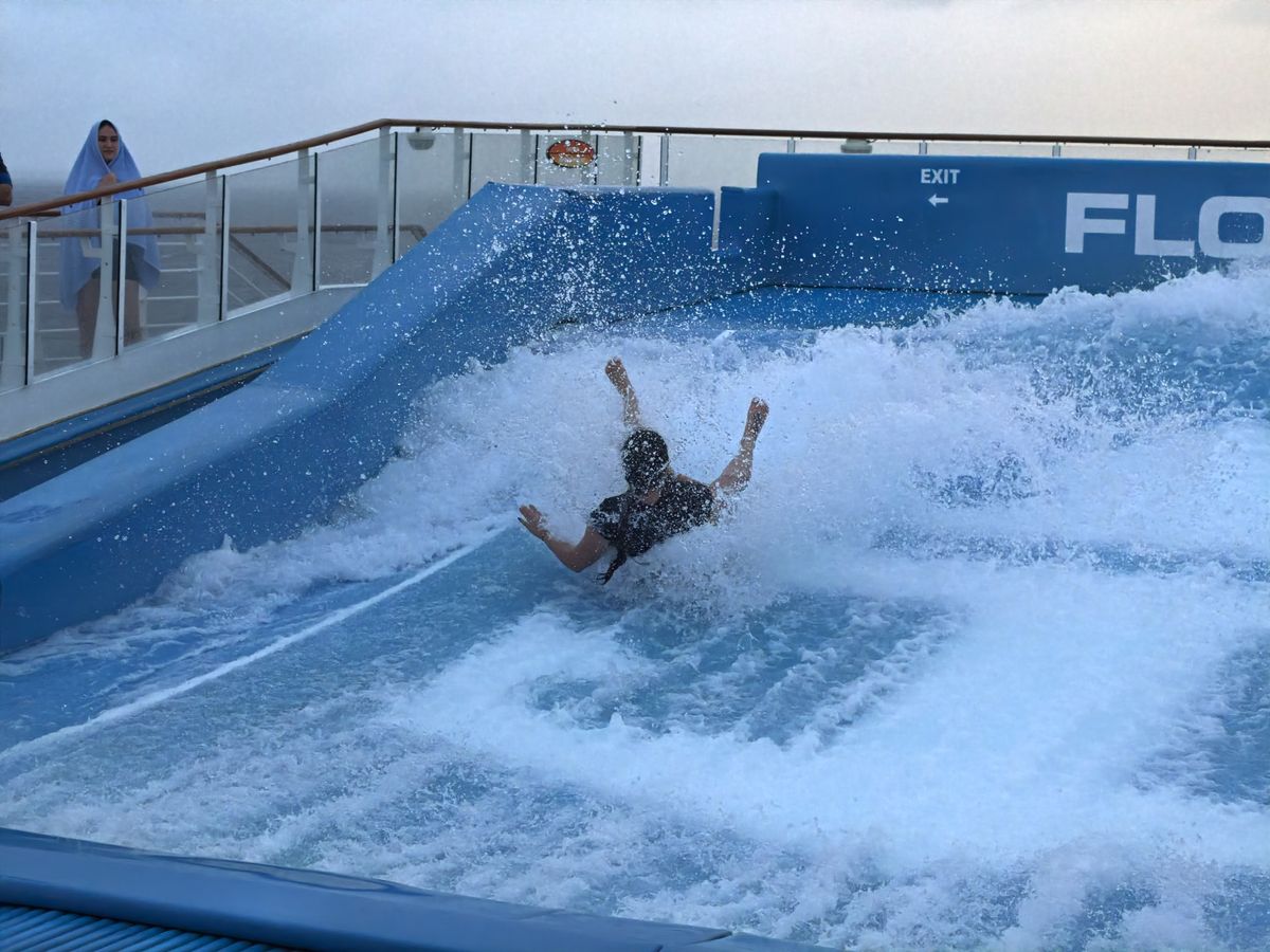 Una mujer en la atracci&oacute;n Flow Rider de un crucero