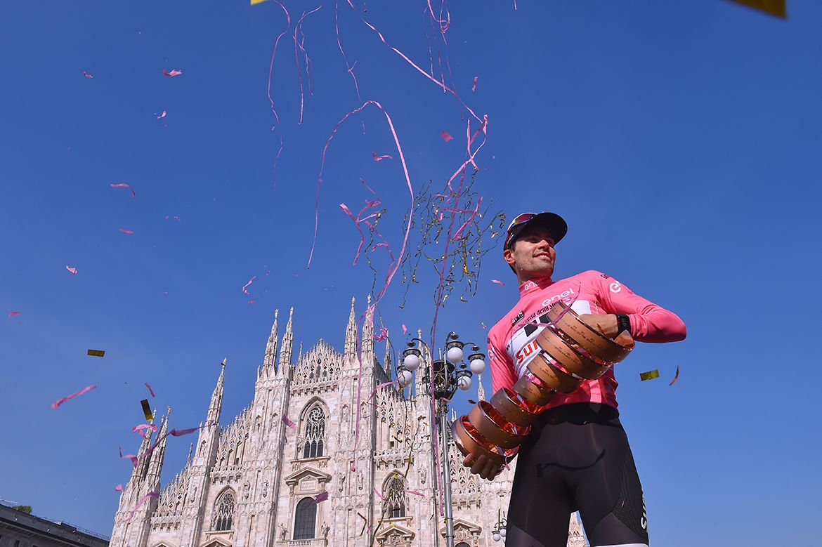 Tom Dumoulin with the Giro trophy in Milan