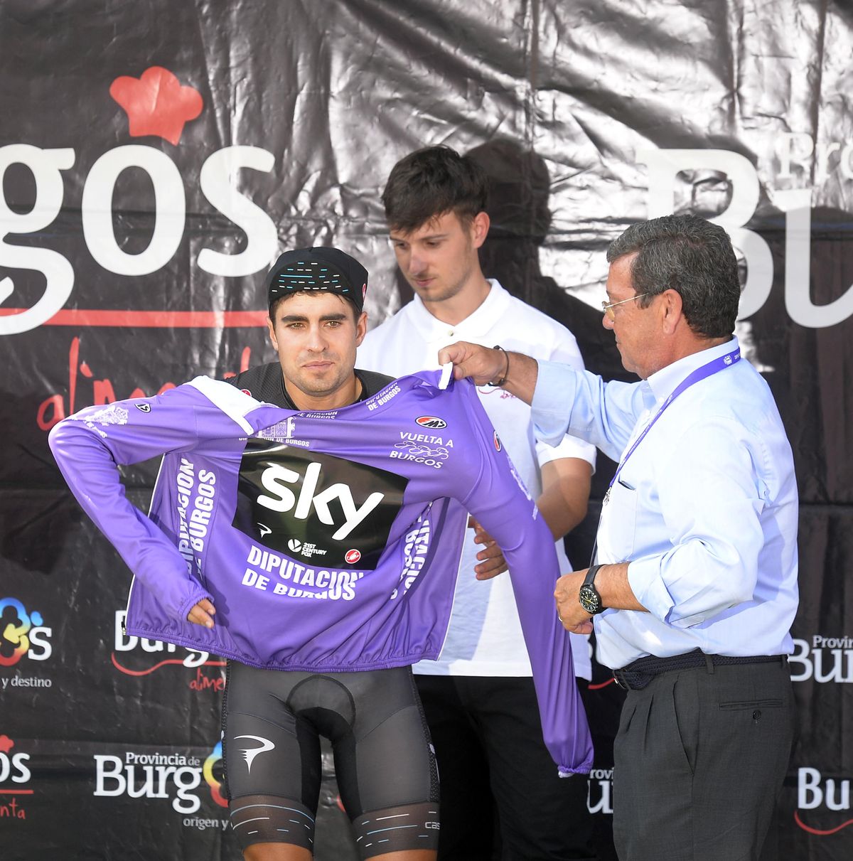 Mikel Landa pulls on the leader's jersey