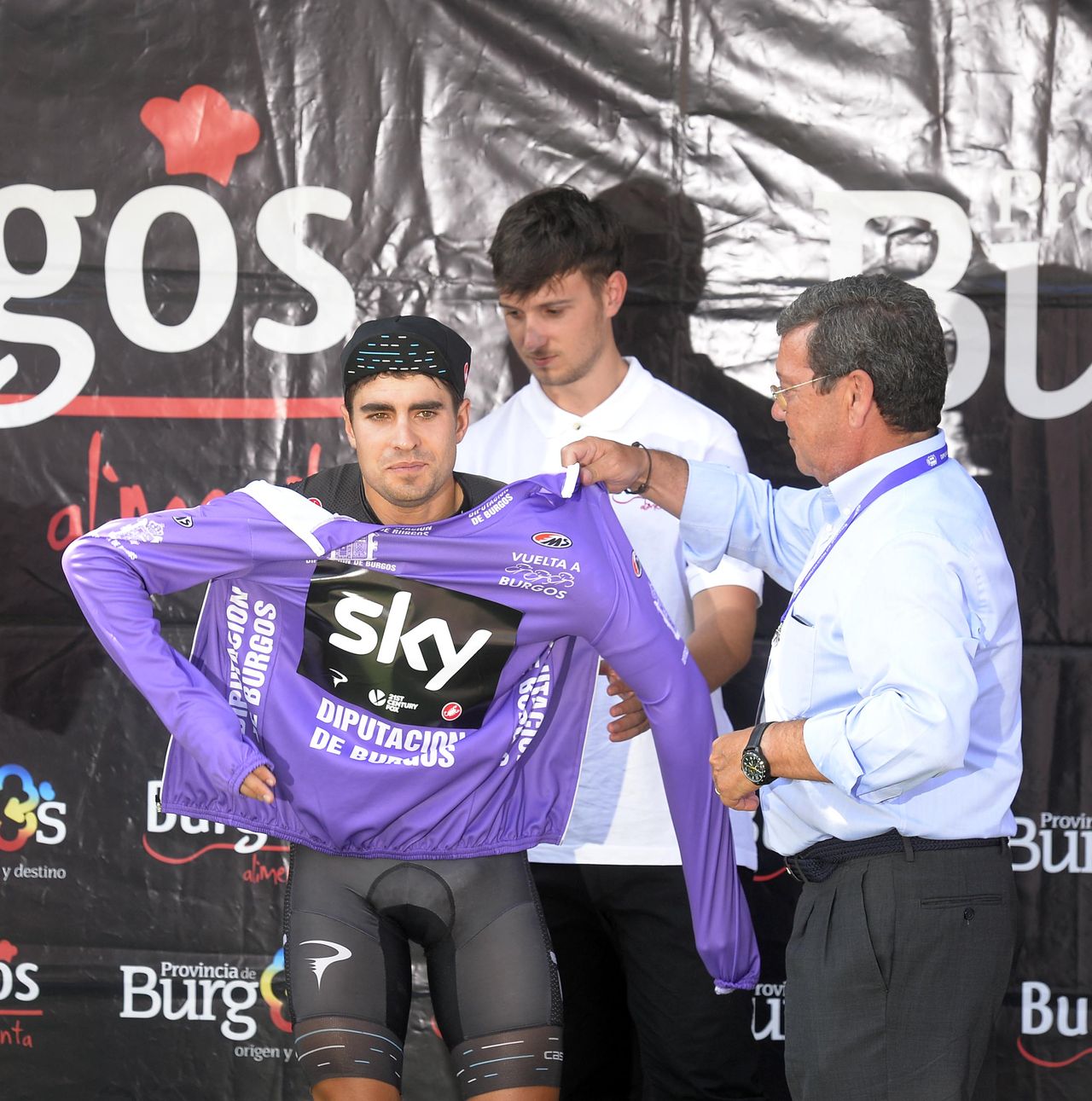 Mikel Landa pulls on the leader's jersey