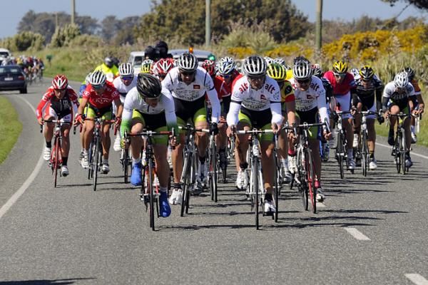 Cyclingnzshop.com-Bio Sport keep Floyd Landis near the front and out of the wind