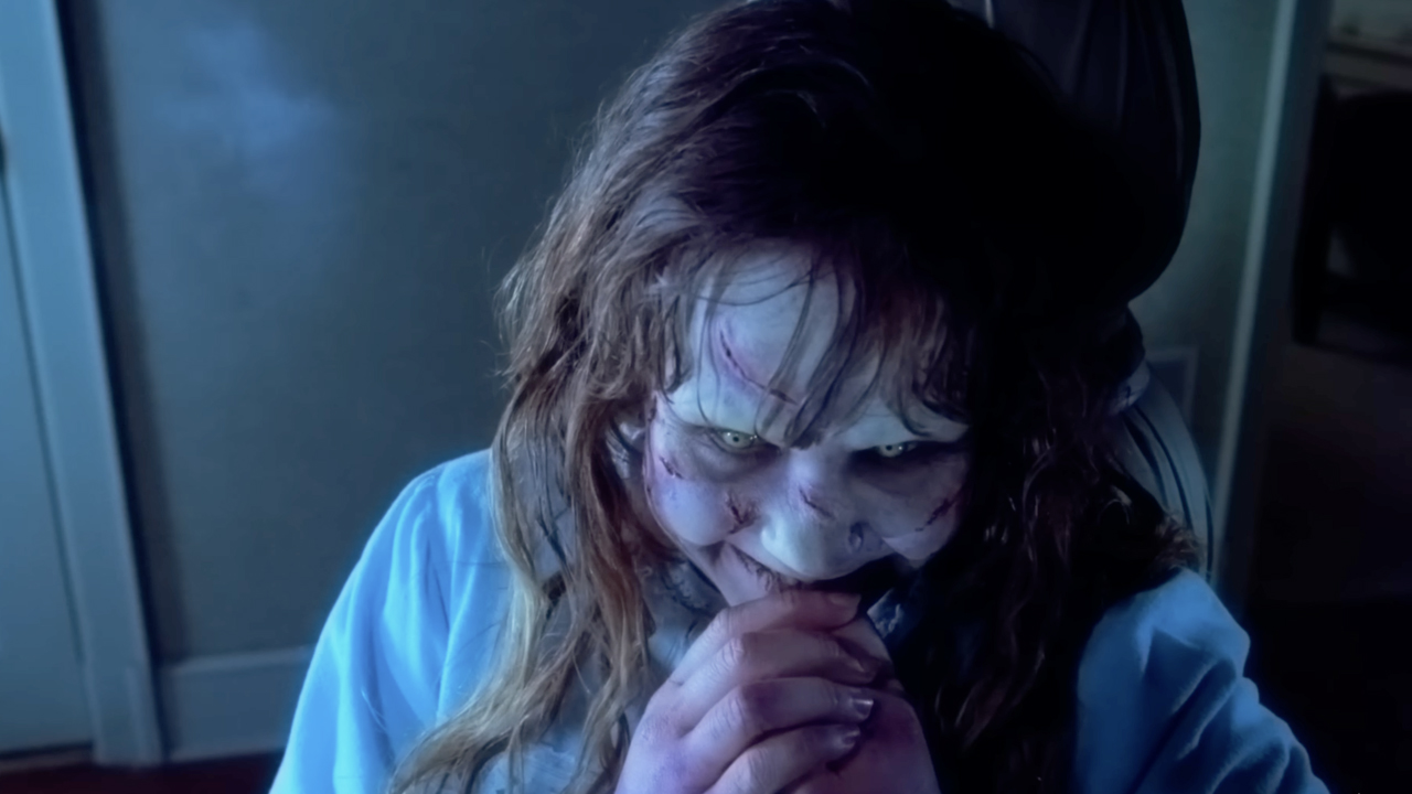 Linda Blair, tam iblis makyajında, Exorcist'te gururla sırıttı (1973).