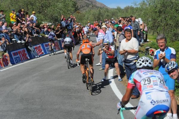 The break starts to fall apart on the final climb