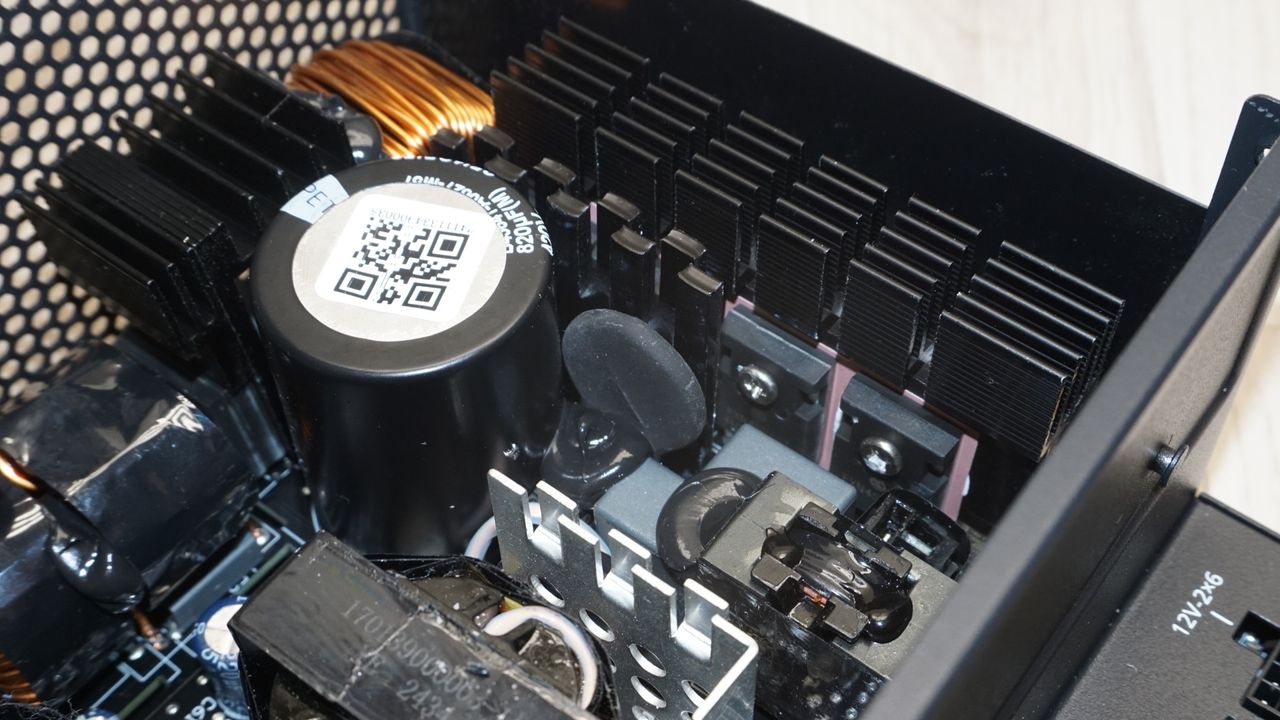 Lian Li Edge Gold EG1000G ATX 3.1