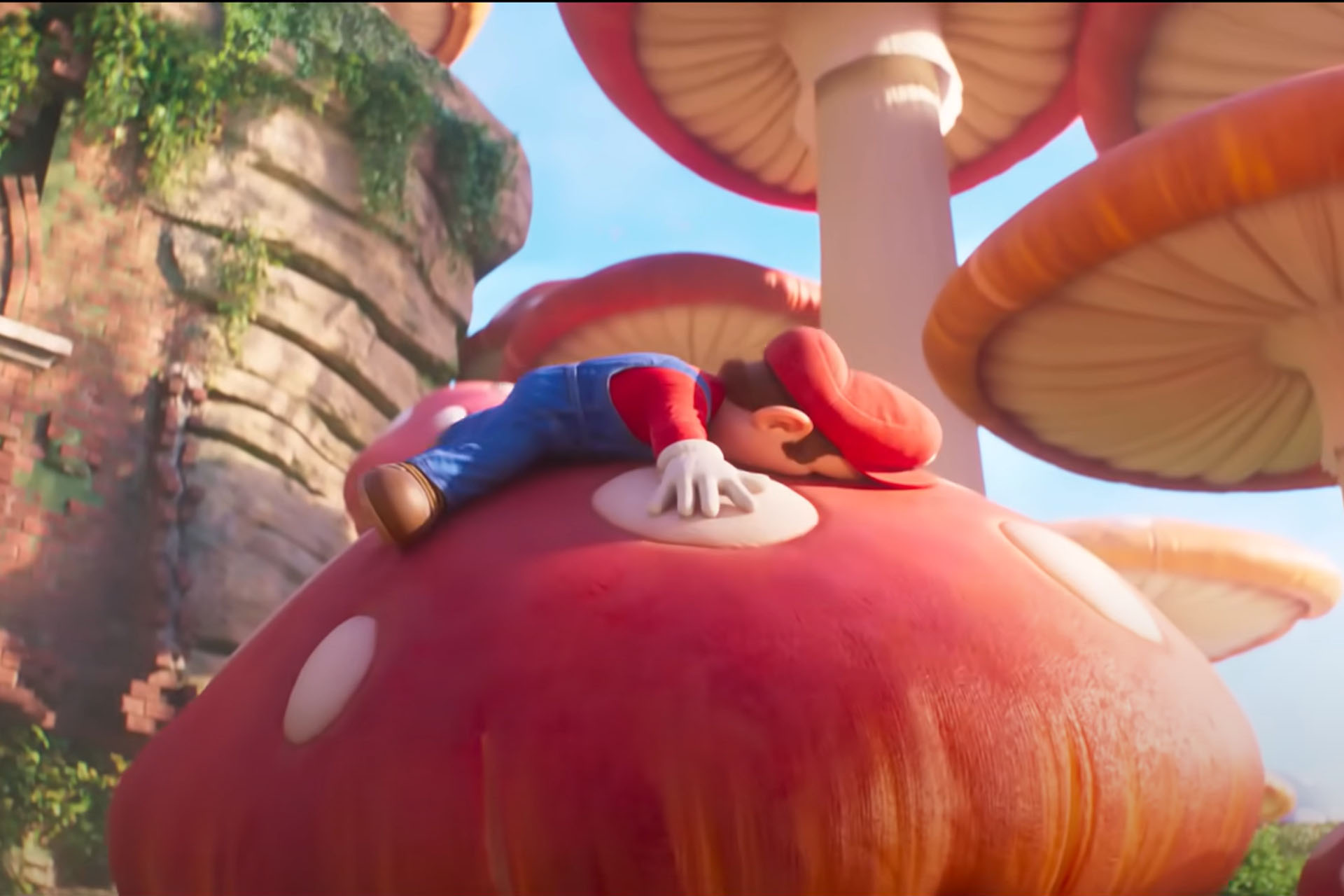 Ujęcie Mario z nowego filmu Mario, twarzą w dół na grzybie
