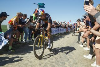 Paris Roubaix 2022 - 119th Edition - Compiegne - Roubaix 257.2 km - 17/04/2022 - Wout Van Aert (BEL - Team Jumbo - Visma) - photo Luca Bettini/SprintCyclingAgencyÂ©2022