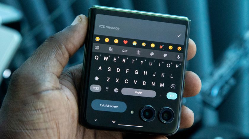 The Motorola Razr Plus 2024 cover screen typing