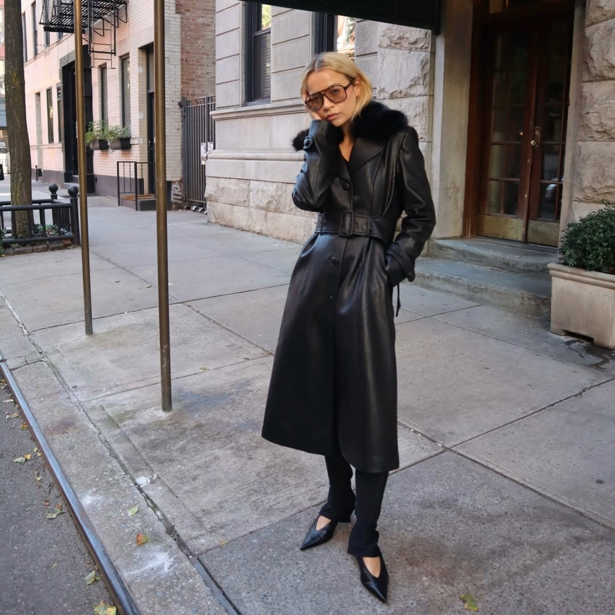 Stephanie Broek in V-neck heels