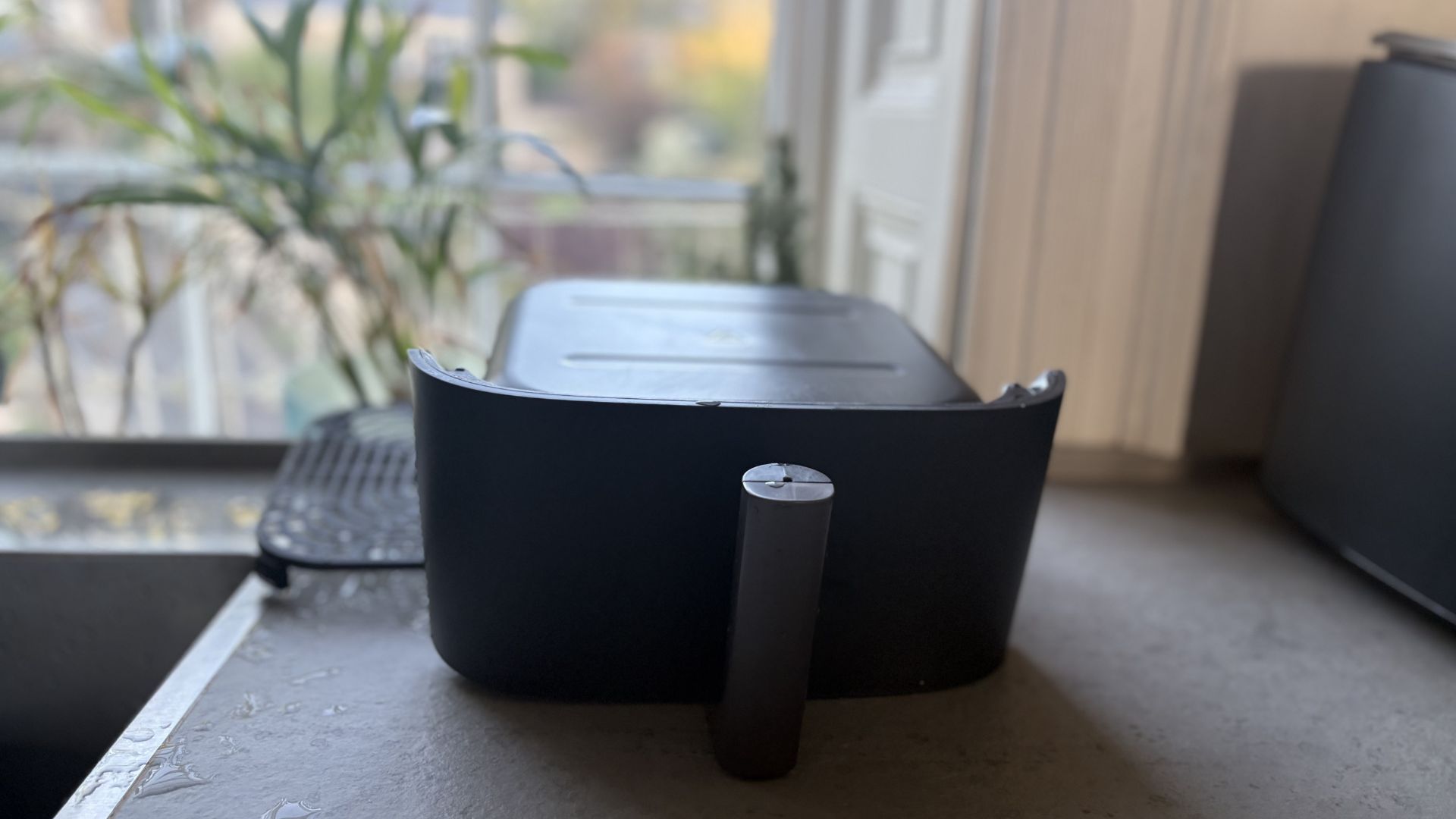 Testing the Cosori TurboBlaze 6L Air Fryer by cleaning it