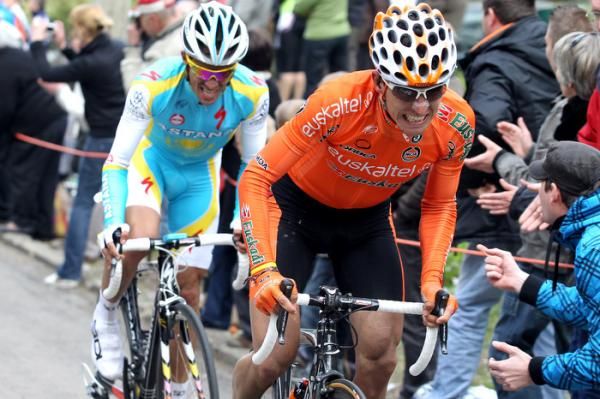 Igor Anton (Euskaltel-Euskadi) muscles his way up the Mur de Huy.