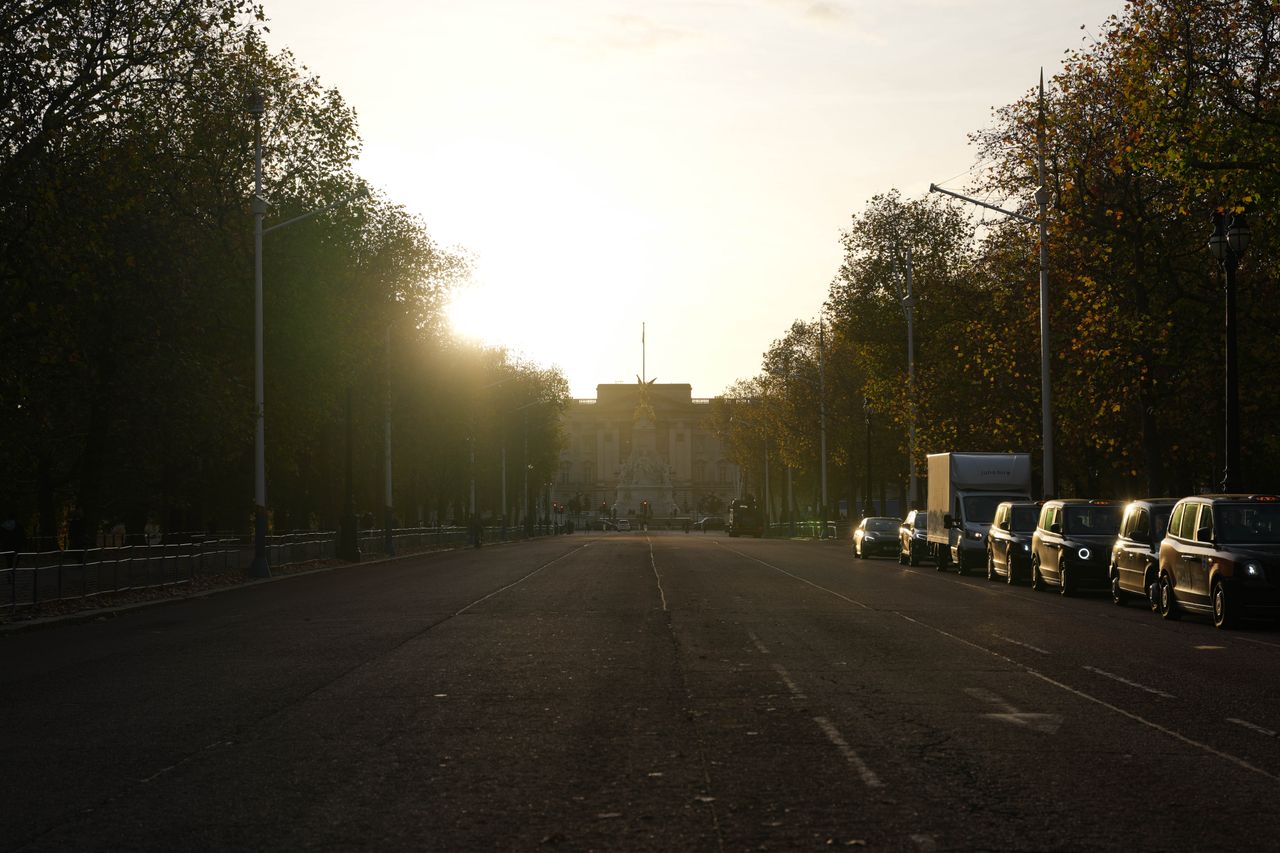 Sun setting over Buckingham Palace as seen from The Mall