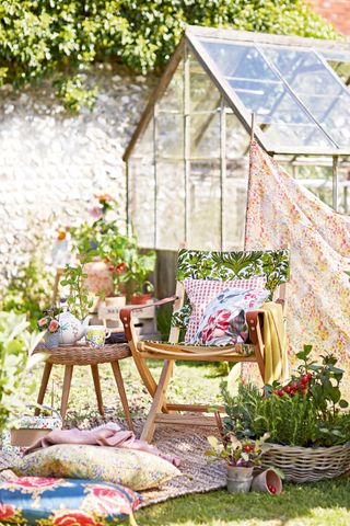 rustic garden ideas: greenhouse with pretty seating area