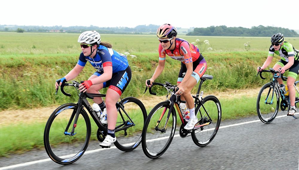 Lizzie Armitstead follows the moves
