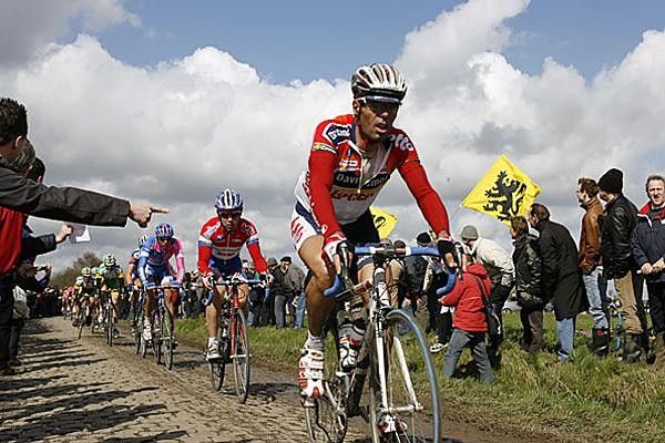 Peter Van Petegem (Davitamon-Lotto) follows the leaders at Doorn