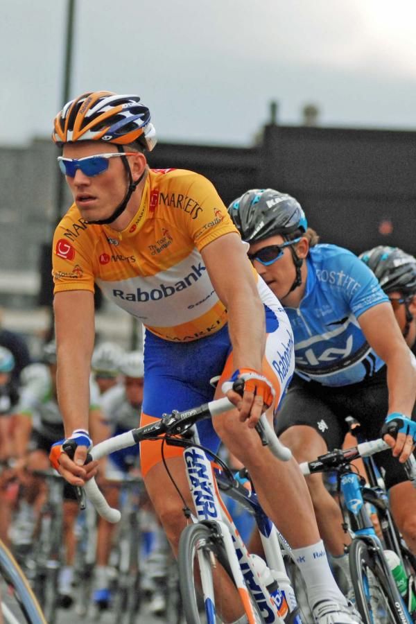 Lars Boom (Rabobank) leads Geraint Thomas (Sky).