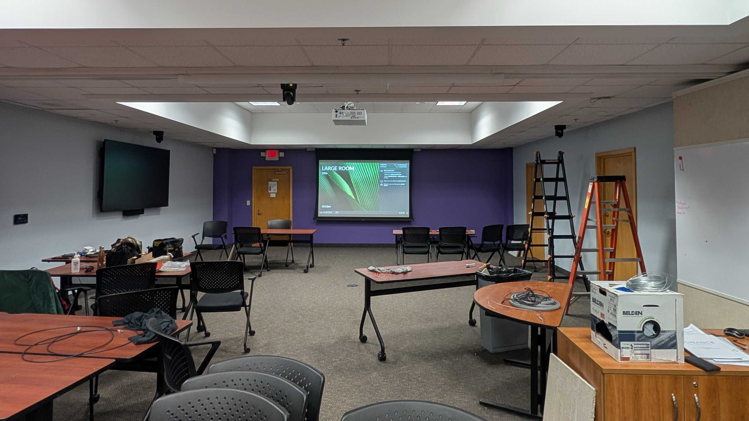 Projectors and displays installed by Metinteractive in a new conference room.