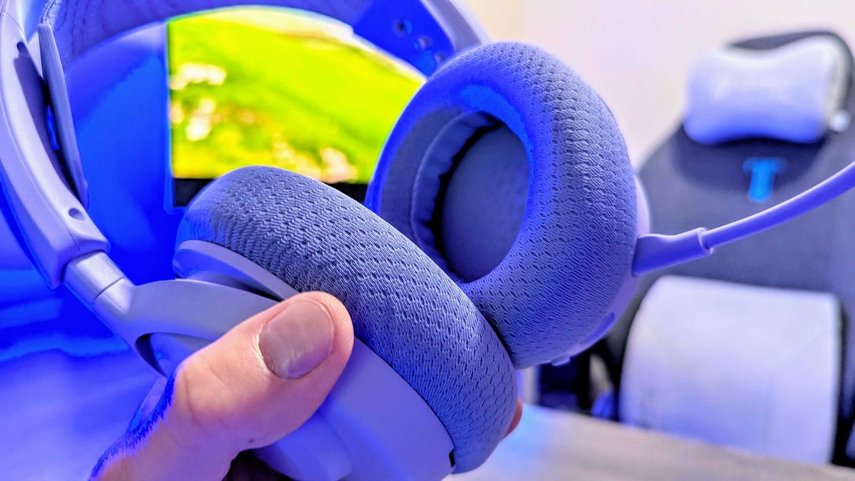 Image of the SteelSeries Arctis Nova 3X Wireless gaming headset.