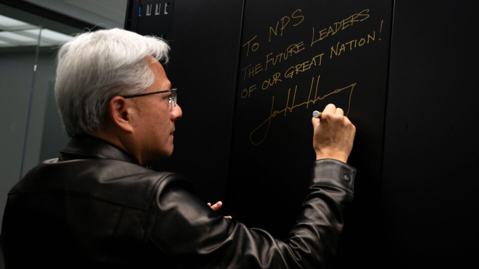 El director ejecutivo de NVIDIA, Jensen Huang, firma la supercomputadora de inteligencia artificial NVIDIA DGX GB300 donada a la Escuela Naval de Postgrado en Monterey, California.