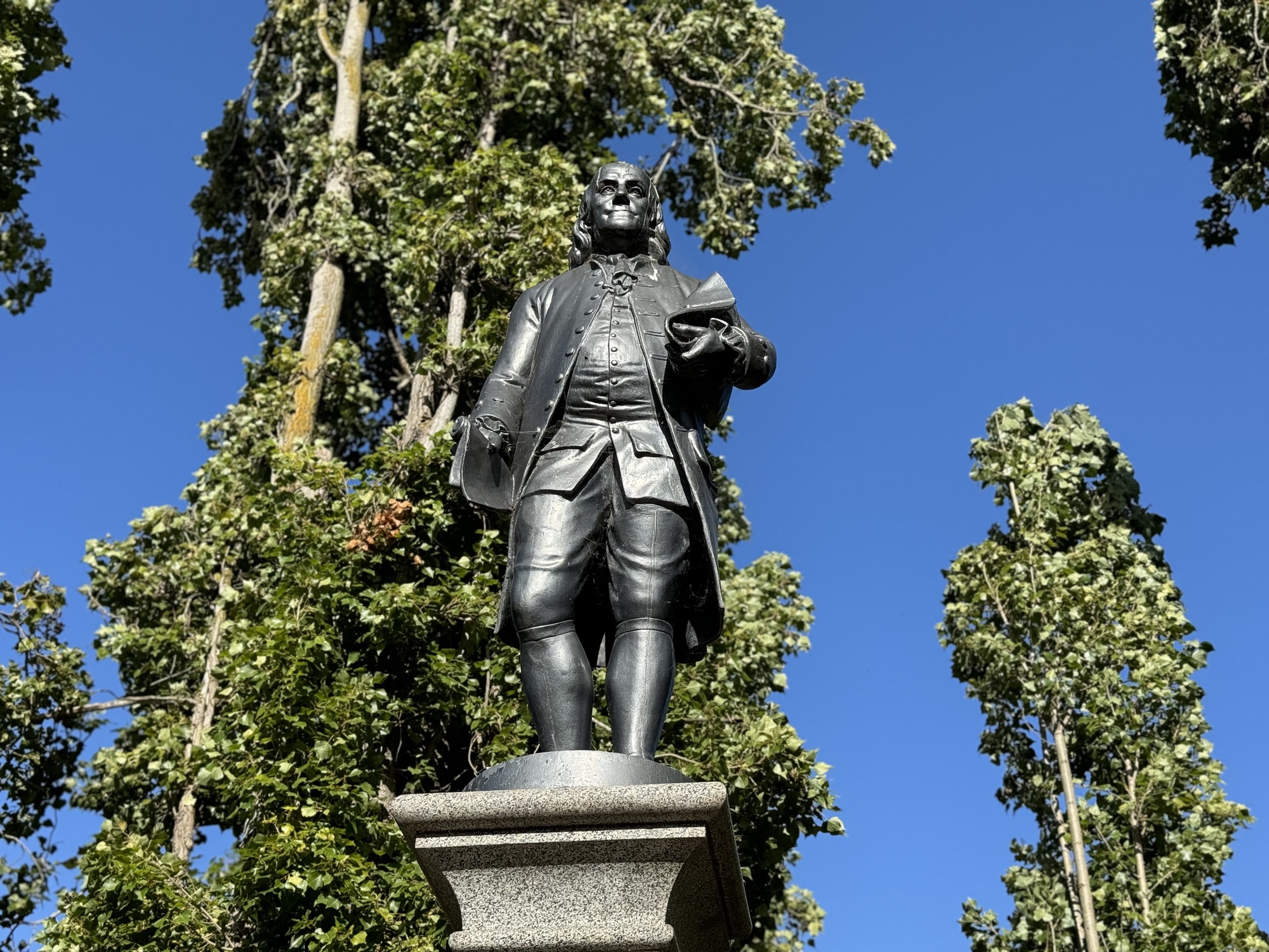 portrait shot of Ben Franklin statue by iPhone 15 Pro