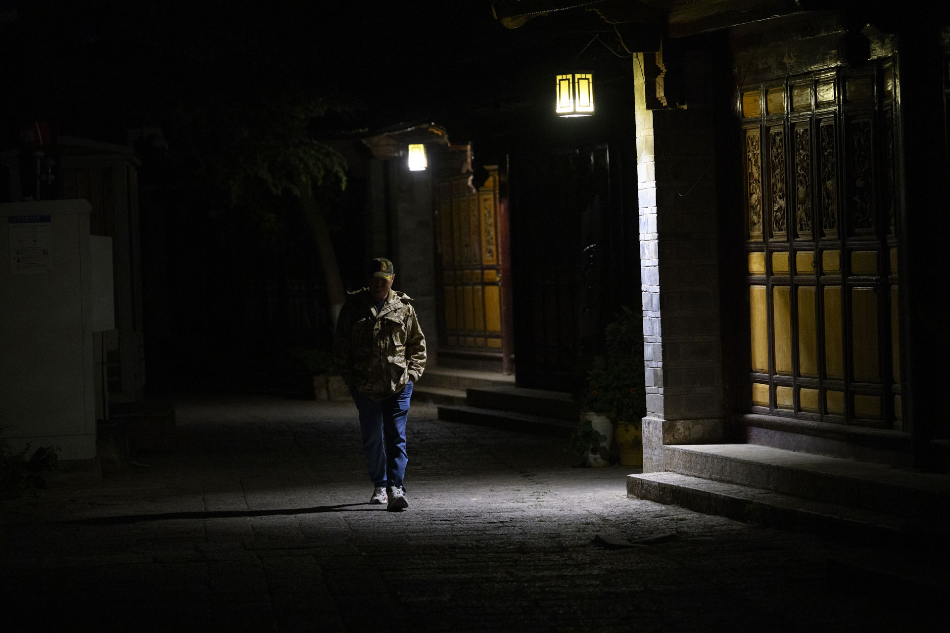 Nikon Z 70-200mm f/2.8 VR S II image gallery: a street scene at night in the Yunnan province of China