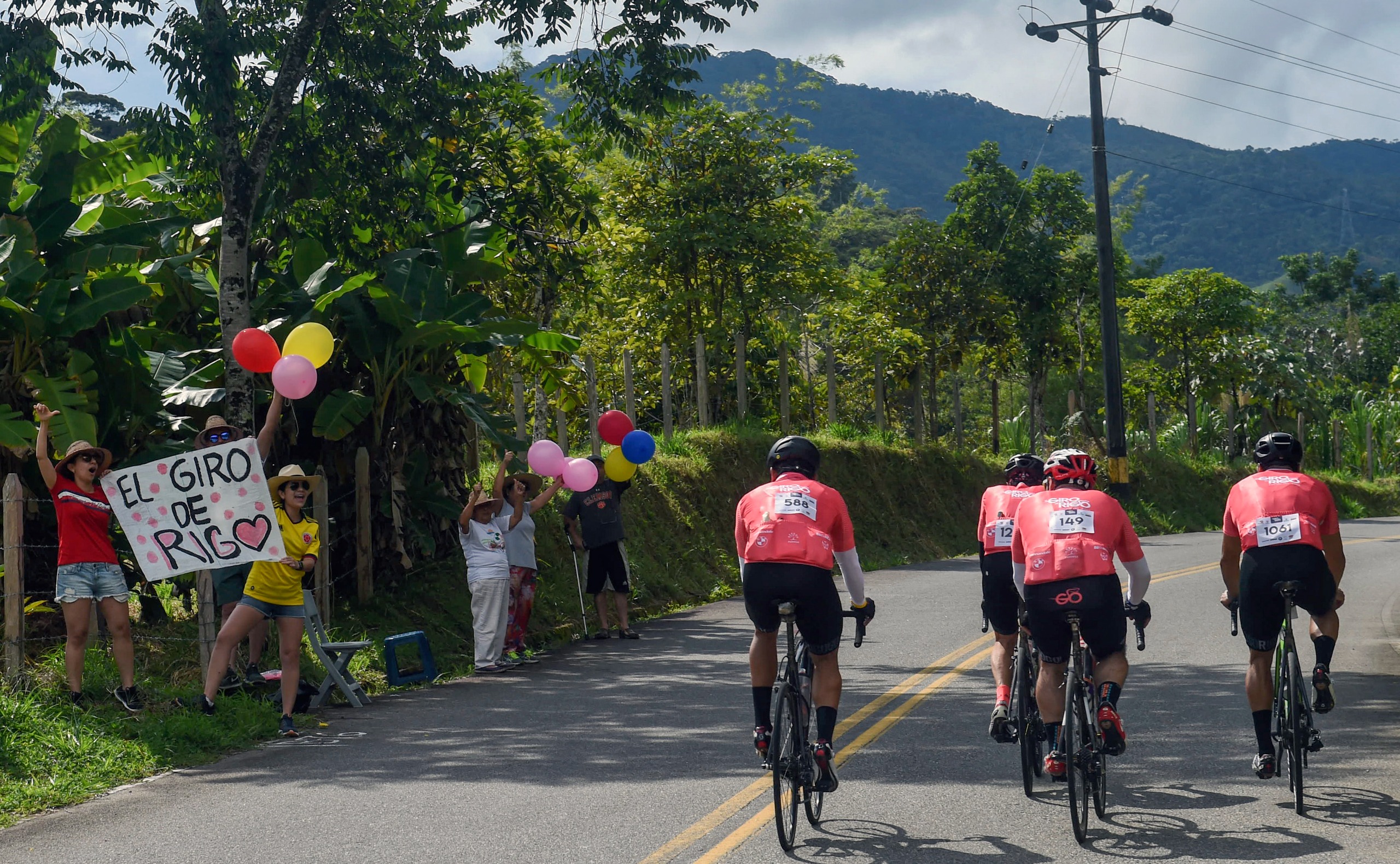 Riders and fans at the Giro de Rigo 2018