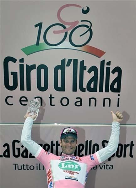 Alessandro Petacchi (LPR Brakes-Farnese Vini) crosses the finish line.