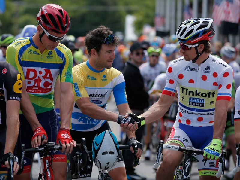 Mark Cavendish (Etixx-Quick Step) and Peter Sagan (Tinkoff-Saxo) shake hands