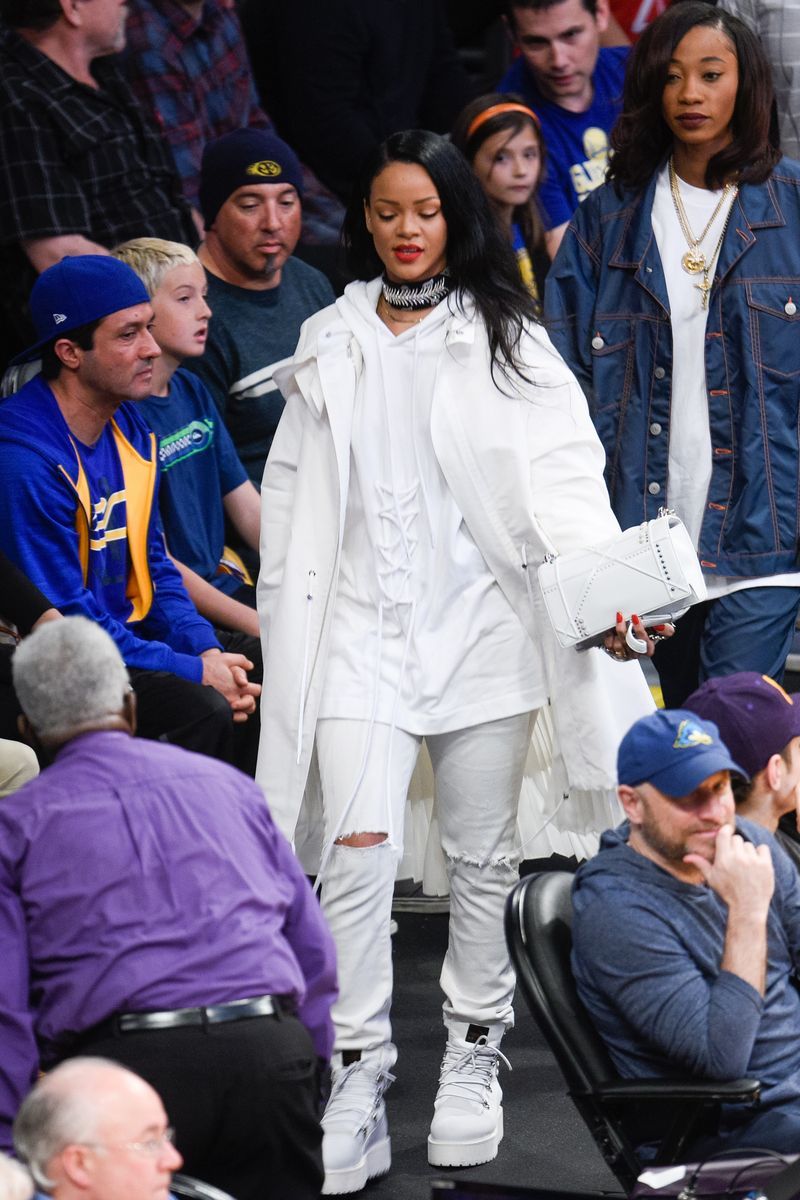 celebrities at the los angeles lakers game
