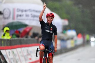 Cédrine Kerbaol celebrates her solo victory at the Tre Valli Varesine Women's race