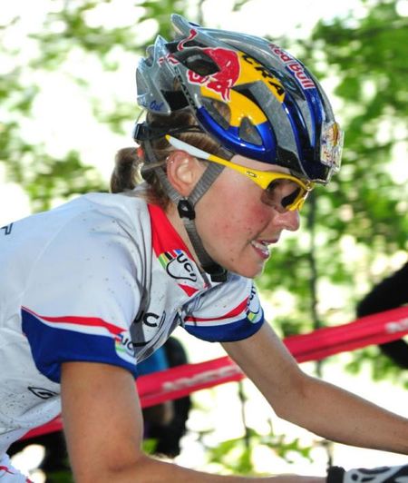 Elisabeth Osl on a long climb with one minute lead