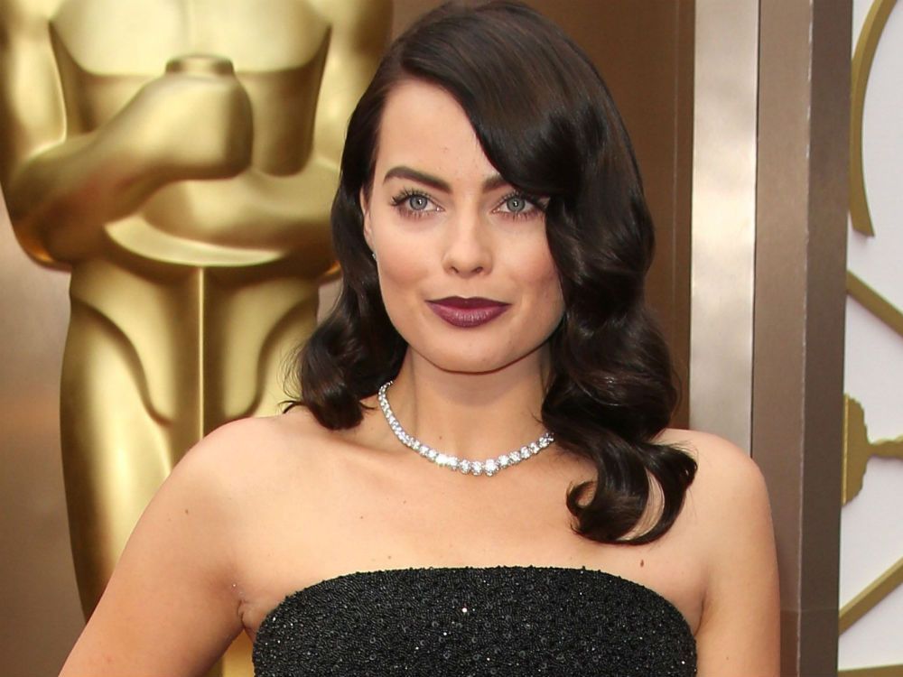 Margot Robbie showed off her dark hair makeover at the Oscars 2014.