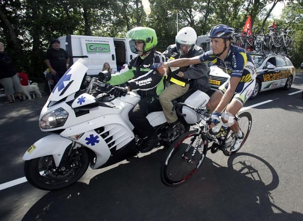 Johnny Hoogerland (Vacansoleil-DCM) suffered serious lacerations following a crash onto a barbed wire fence and is treated by a Tour doctor.