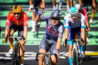 El belga Jasper Philipsen, del Alpecin-Deceuninck, celebra su victoria en la etapa 16 del Tour de Francia 2024, que se disputará entre Gruissan y Nimes (Francia) el martes 16 de julio de 2024. La 111.ª edición del Tour de Francia comienza el sábado 29 de junio y finalizará en Niza (Francia) el 21 de julio. BELGA PHOTO TOM GOYVAERTS (Fotografía de Tom Goyvaerts / BELGA MAG / Belga vía AFP)