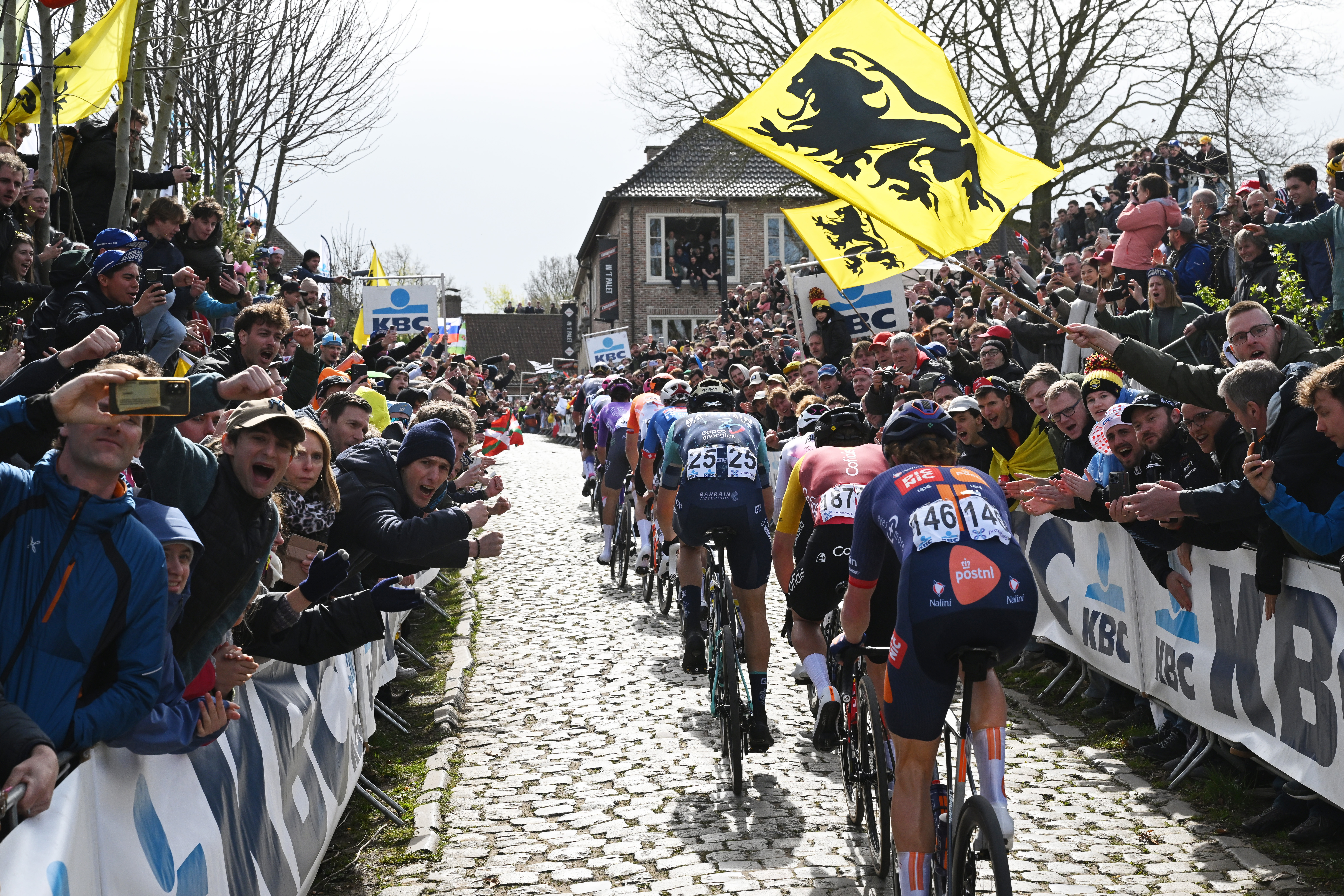 Tour of Flanders Men LIVE - First ascent of the Oude Kwaremont out of the way as the race gets serious