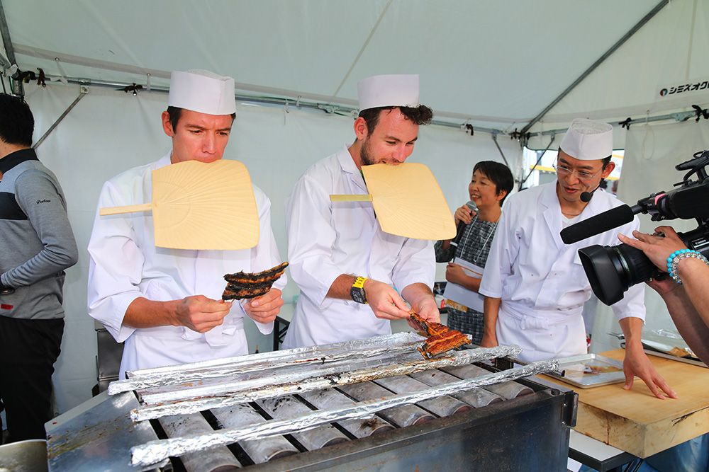 Nathan Haas and Mark Cavendish cook the eel