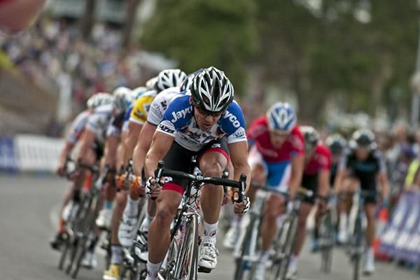 Robbie McEwen (Jayco/VIS) drives the peloton in the concluding laps but it wasn't to be the peloton's race again as a breakaway quartet stole the show.