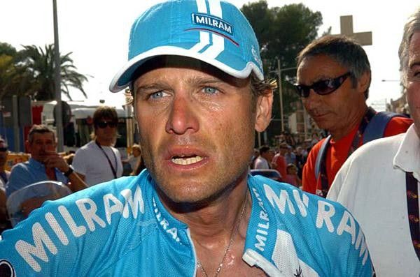 Petacchi looks for an exit from the press of the media