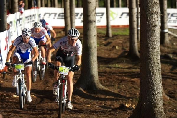 Jan Fojt&iacute;k sprints against Jaroslav Kulhav&yacute; (Rubena Birell Specialized)