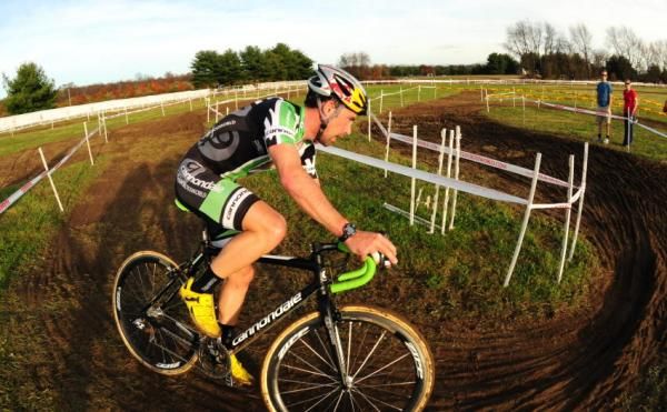 Timothy Johnson (Cannondale-Cyclocrossworld.com) snaking his way around the course in first place.
