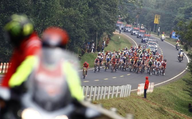The peloton on stage 3