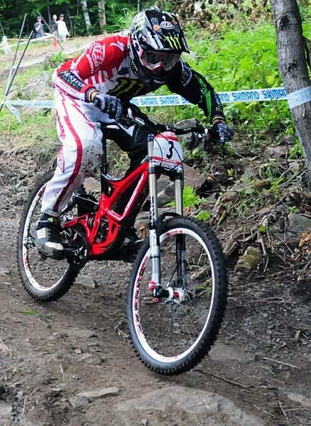 Sam Hill (Monster Energy/Specialized/Mad Cat) flies down the course.