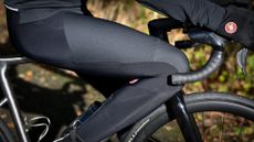 Rider sitting on his top tube wearing Castelli Sorpasso RoS Wind Bibtight