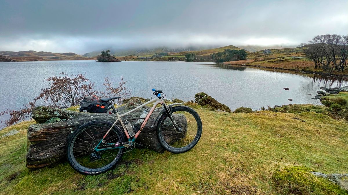 A Specialized Chisel MTB by a lake in Snowdonia, Wales