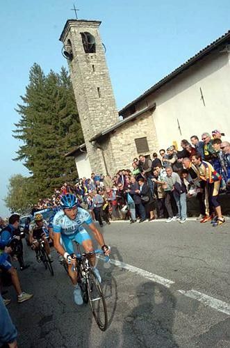 Davide Rebellin (Gerolsteiner) leads the chasers over the Madonna del Ghisallo