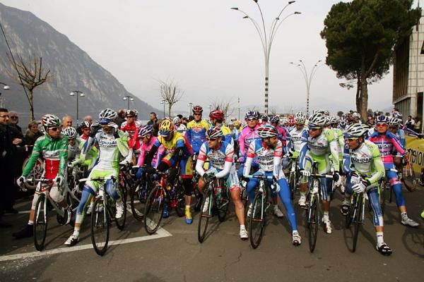 The peloton awaits the start of the GP Regio Insubrica.