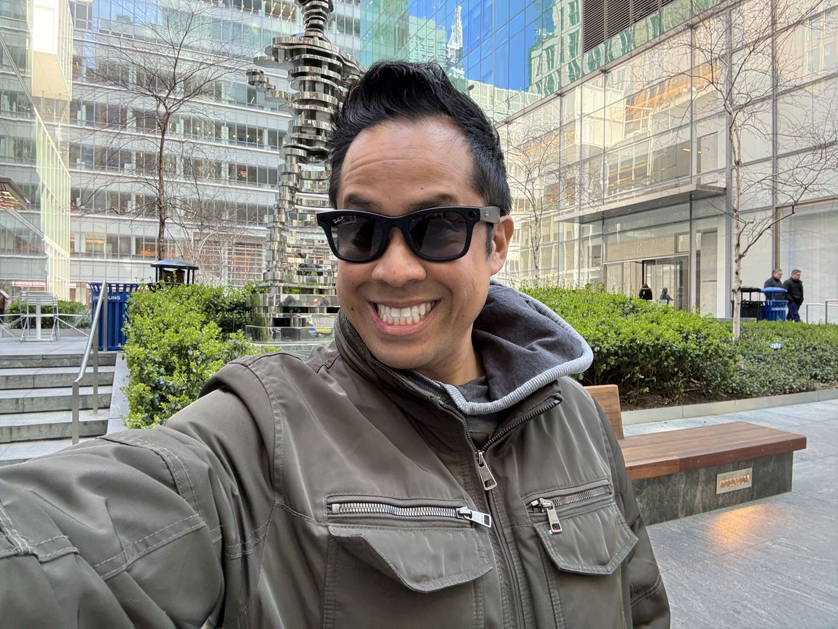 Apple iPhone 16e selfie sample.