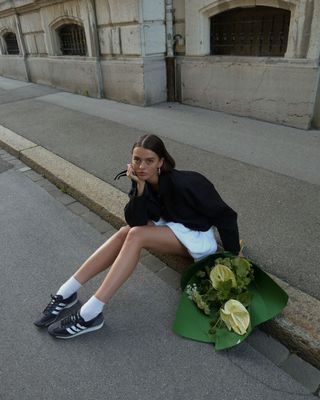 @maryljean trägt schwarze Turnschuhe