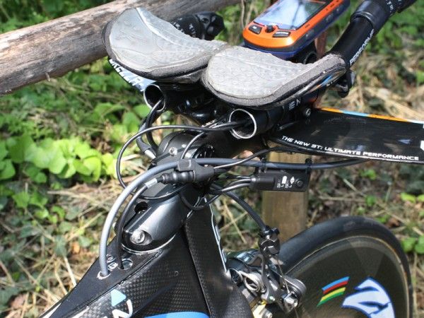 Zabriskie showed up to the Giro with Shimano's new Dura-Ace Di2 electronic group and the extra wires create a veritable rat's nest behind the stem.